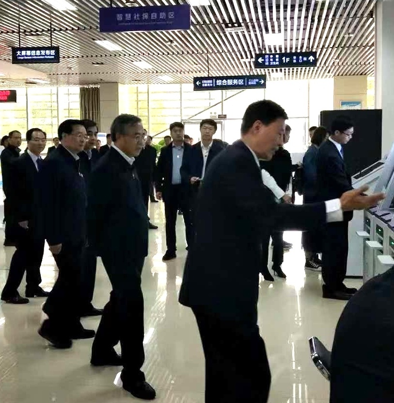胡春华副总理考察郑州人社 好色视频APP下载智慧大厅自助服务系统受到关注